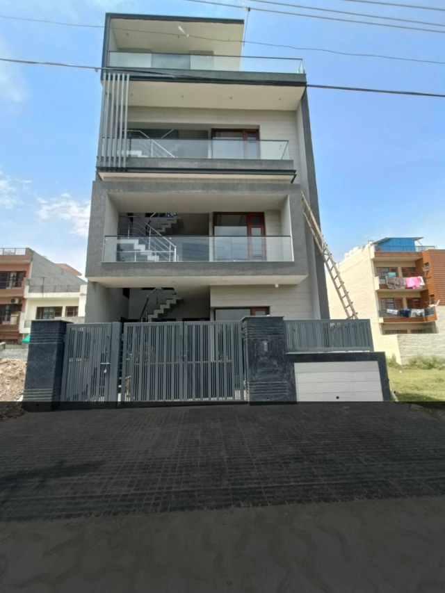 Park Facing 2BHK 6 Marla Floor in Mohali Sector-79